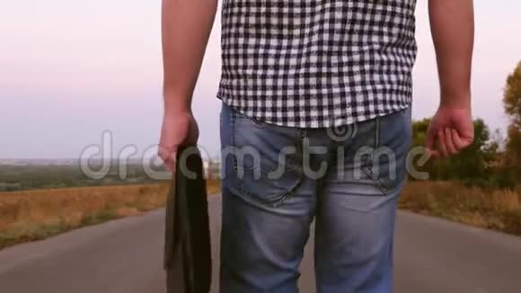 年轻的男企业家走在路上手里拿着一个黑色公文包手里拿着文件特写镜头视频的预览图