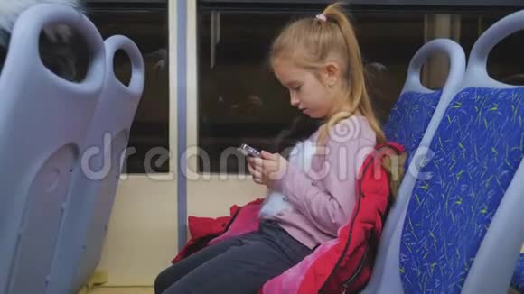 一个年轻少女在现代火车上坐着智能手机的生活方式视频的预览图