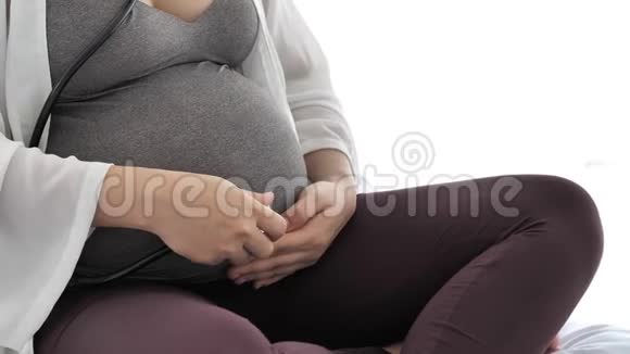 孕妇在家用听诊器检查腹部健康与医疗理念新生儿和婴儿主题视频的预览图