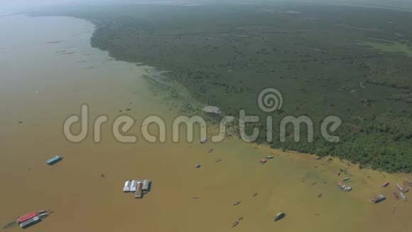 柬埔寨TonleSap湖上的钓鱼和游乐木船潘邦Drone4K视频的预览图