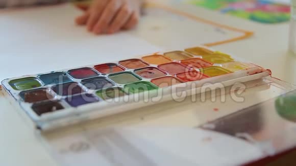幼儿用画笔作画选择颜料的颜色套不同颜色的水彩颜料视频的预览图