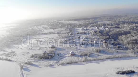 白雪覆盖土地的俯视图视频的预览图