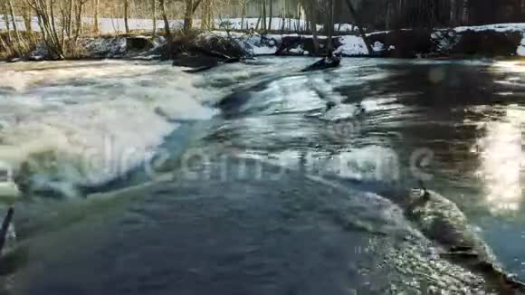 春汛期间的河流视频的预览图