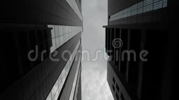灰色的天空在云层中可以看到办公楼之间的缝隙视频的预览图