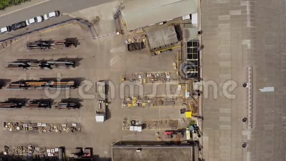 4K工厂仓库储存钢装在卡车上的空中镜头视频的预览图