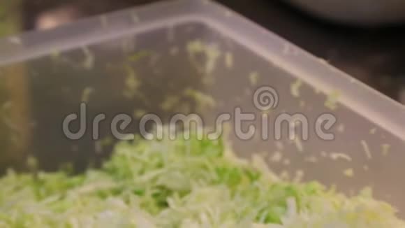 厨师在餐厅准备烹饪食物带上带乳胶手套的生菜视频的预览图