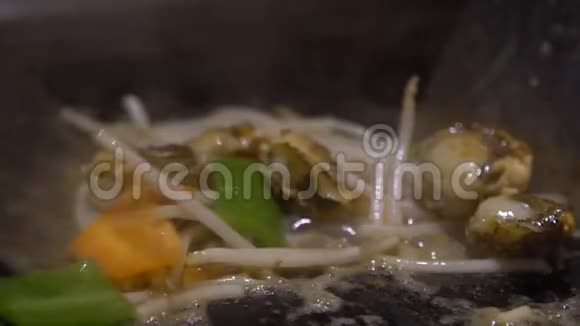 慢动作美食海美食厨师用烤菜做蛤蜊视频的预览图