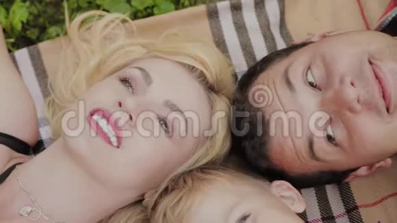 幸福的家庭躺在草地上头对着对方视频的预览图