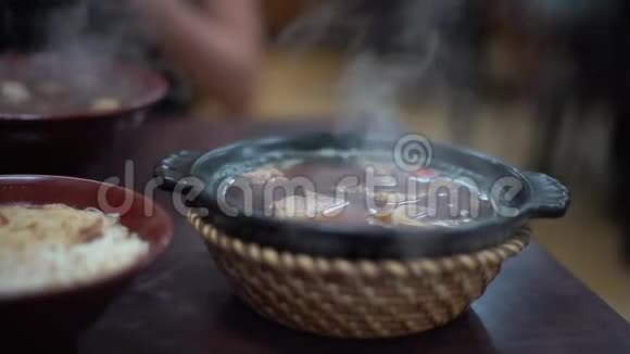 晚餐4K碗马来牛肉面传统美食亚洲餐厅视频的预览图