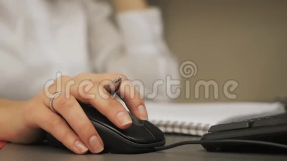 女性手使用电脑鼠标视频的预览图