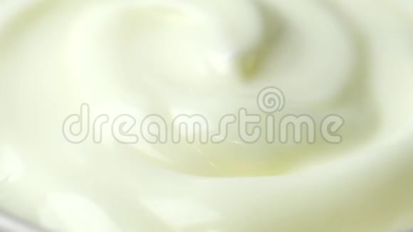 旋转特写镜头酸奶视频的预览图