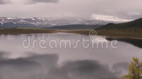 山湖的时间推移视图风暴云反射在水面上山顶上的雪视频的预览图