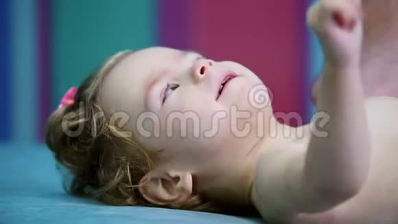 医疗中心一个患有脑瘫的婴儿微笑视频的预览图