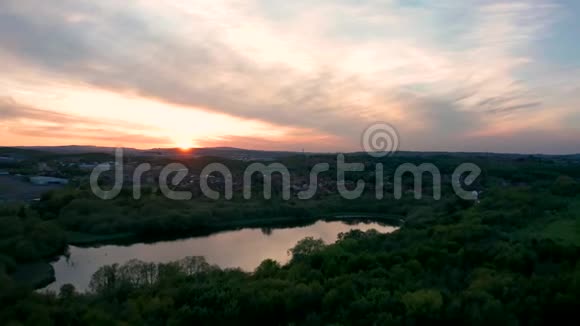 在谢菲尔德明亮的粉红色日落天空反射着湖泊视频的预览图