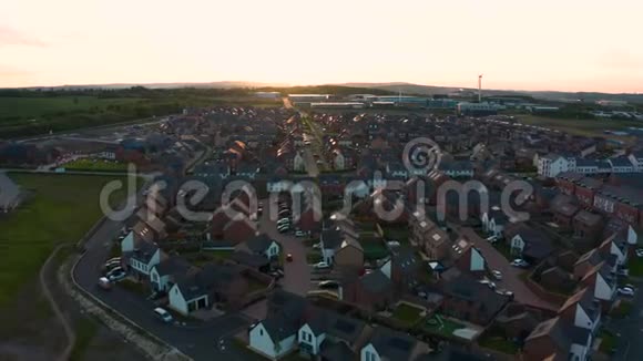 英国谢菲尔德韦弗利新建住宅的空中镜头视频的预览图