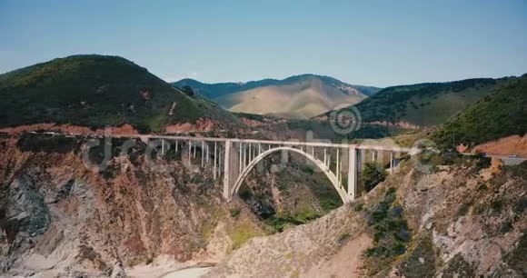 惊人的空中拍摄比克斯比峡谷大桥在1号高速公路在大南加州美国史诗自然天际线背景拍摄视频的预览图
