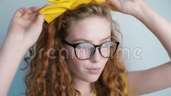 自信的女孩修她的发弓视频的预览图