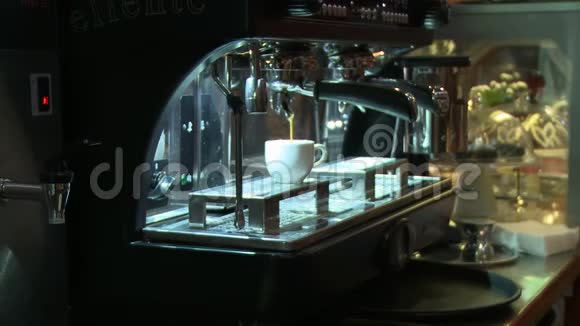 咖啡师在咖啡馆里操作咖啡机视频的预览图