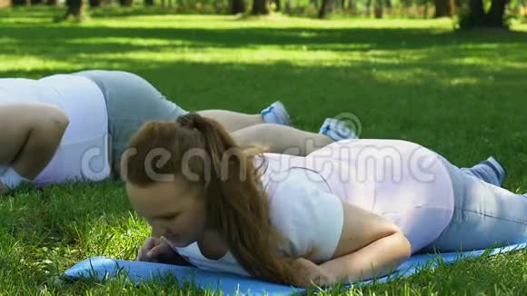 为肥胖者提供瑜伽课程胖女孩做体式等待锻炼结束视频的预览图