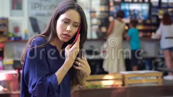 女人在智能手机上说话看着相机微笑着视频的预览图