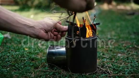 在格鲁吉亚的斯洛莫用砂锅爬上小炉子点火视频的预览图