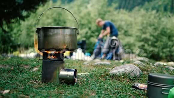 在斯洛莫的格鲁吉亚山区用砂锅烧过一个小炉子视频的预览图