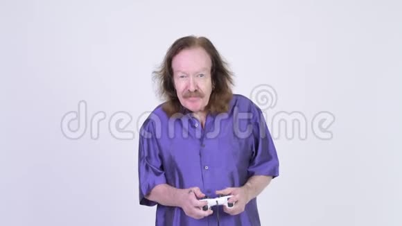 穿着紫色丝质衬衫的老人在玩游戏视频的预览图