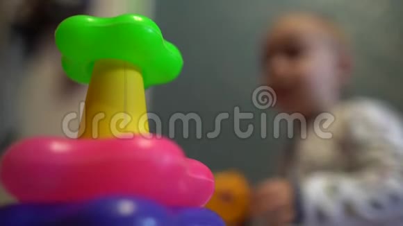 一个小孩在玩玩具一个带有戒指的金字塔近距离射击视频的预览图