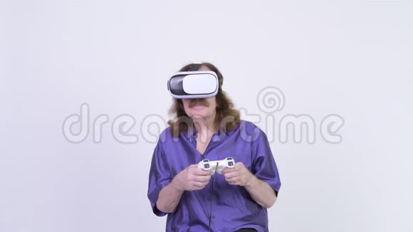 快乐的老人在玩虚拟现实耳机的游戏视频的预览图