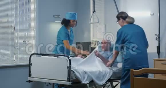 男性病人在医院使用拐杖视频的预览图