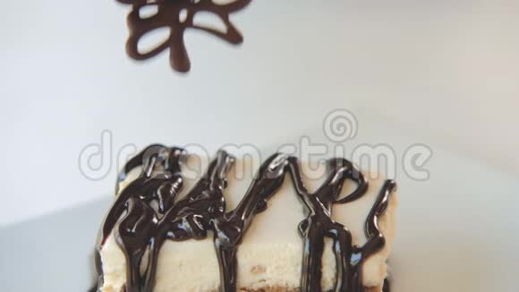 食品造型装饰芝士蛋糕巧克力装饰视频的预览图