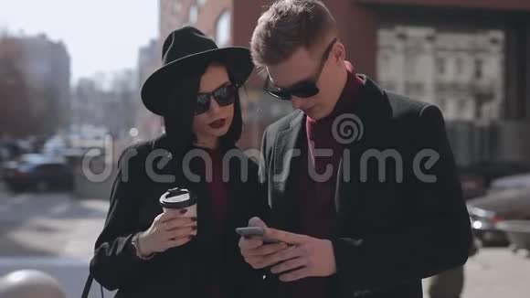 时尚的年轻情侣在城市街头自拍视频的预览图