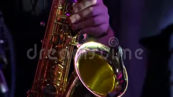 音乐家在音乐会上演奏萨克斯管视频的预览图