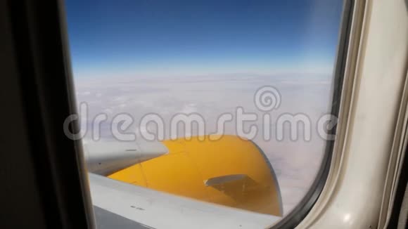 在云层上空飞行的飞机机翼视频的预览图