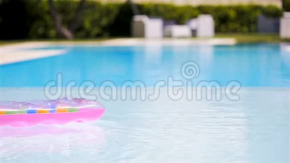 游泳池水面漂浮的粉红色充气床垫视频的预览图