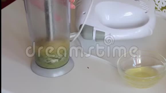 一个女人用搅拌机把薄荷叶倒入苹果酱中做棉花糖视频的预览图
