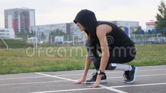 体育女运动员在体育场的公路上奔跑视频的预览图