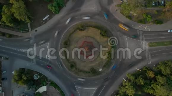 用圆形汽车对道路进行4k鸟瞰时间视频的预览图