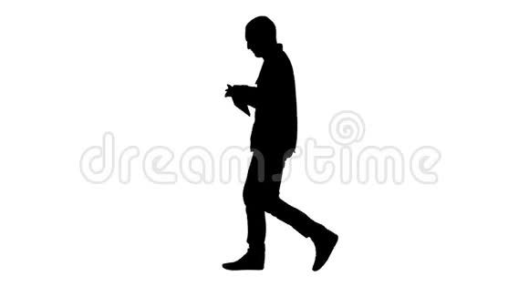 剪影自信严肃的人在平板电脑中行走和工作视频的预览图