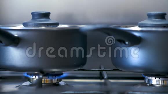 煤气滚刀上的黑色炊具在里面煮食物时发出蒸汽视频的预览图