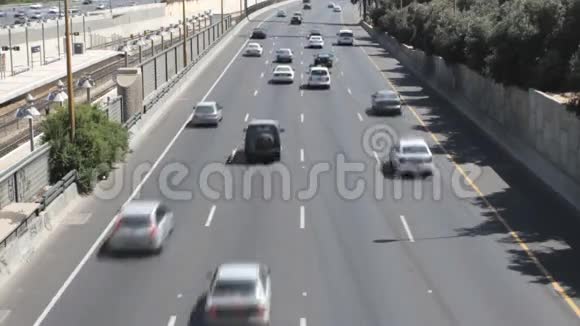 高速公路车道上的汽车视频的预览图