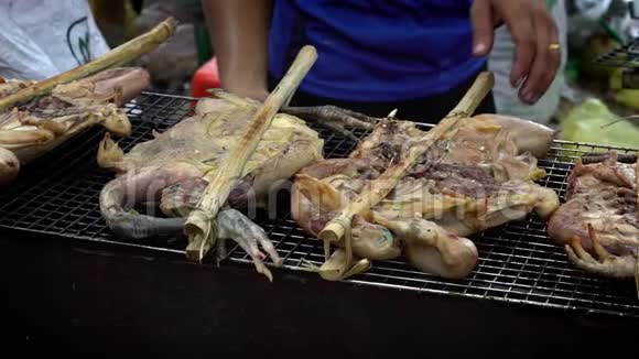 慢动作供应商在烧烤市场街煮柬埔寨鸡视频的预览图