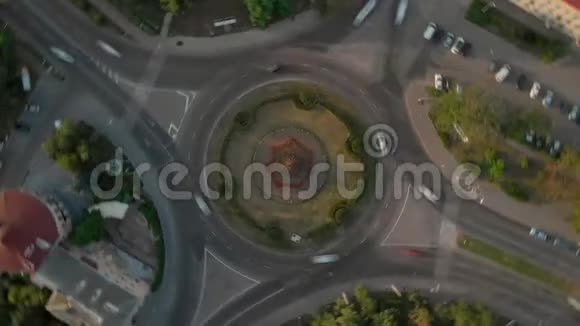用圆形汽车对道路进行4k鸟瞰时间视频的预览图