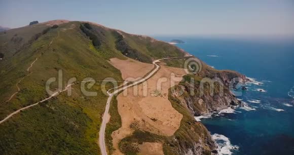 一号公路和太平洋阳光海岸线在加州大苏尔州全景的惊人背景空中拍摄视频的预览图
