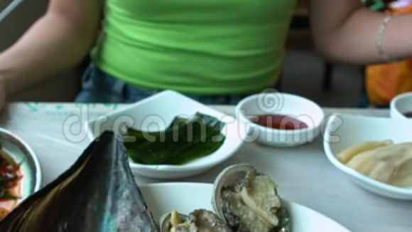 釜山雅加尔奇鱼市韩国餐馆慢动作鲜蛤视频的预览图