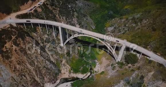 美丽的电影空中拍摄著名的比克斯比峡谷大桥在1号公路标志性的地标风景大南加州视频的预览图