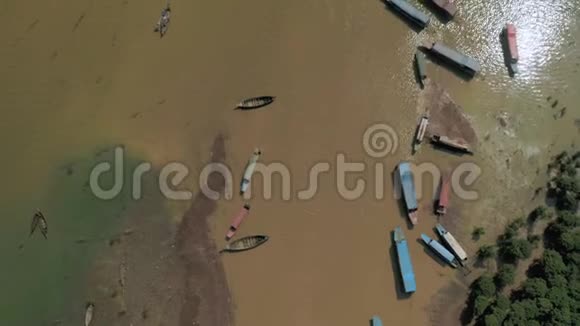 柬埔寨TonleSap湖上的钓鱼和游乐木船潘邦Drone4K视频的预览图