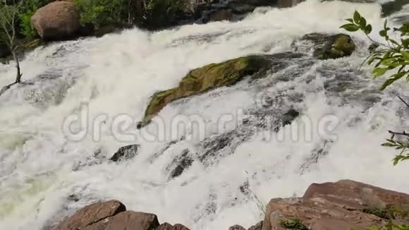 水溅在岩石和石头上河水在大自然中迅速流过瀑布视频的预览图