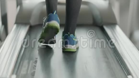 健身鞋在跑步机板上跳跃的后视图视频的预览图