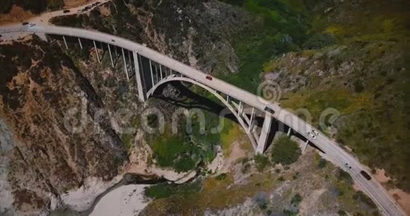 美丽的顶景空中拍摄的标志性公路1在比克斯比溪桥著名的旅行目的地大南加州视频的预览图